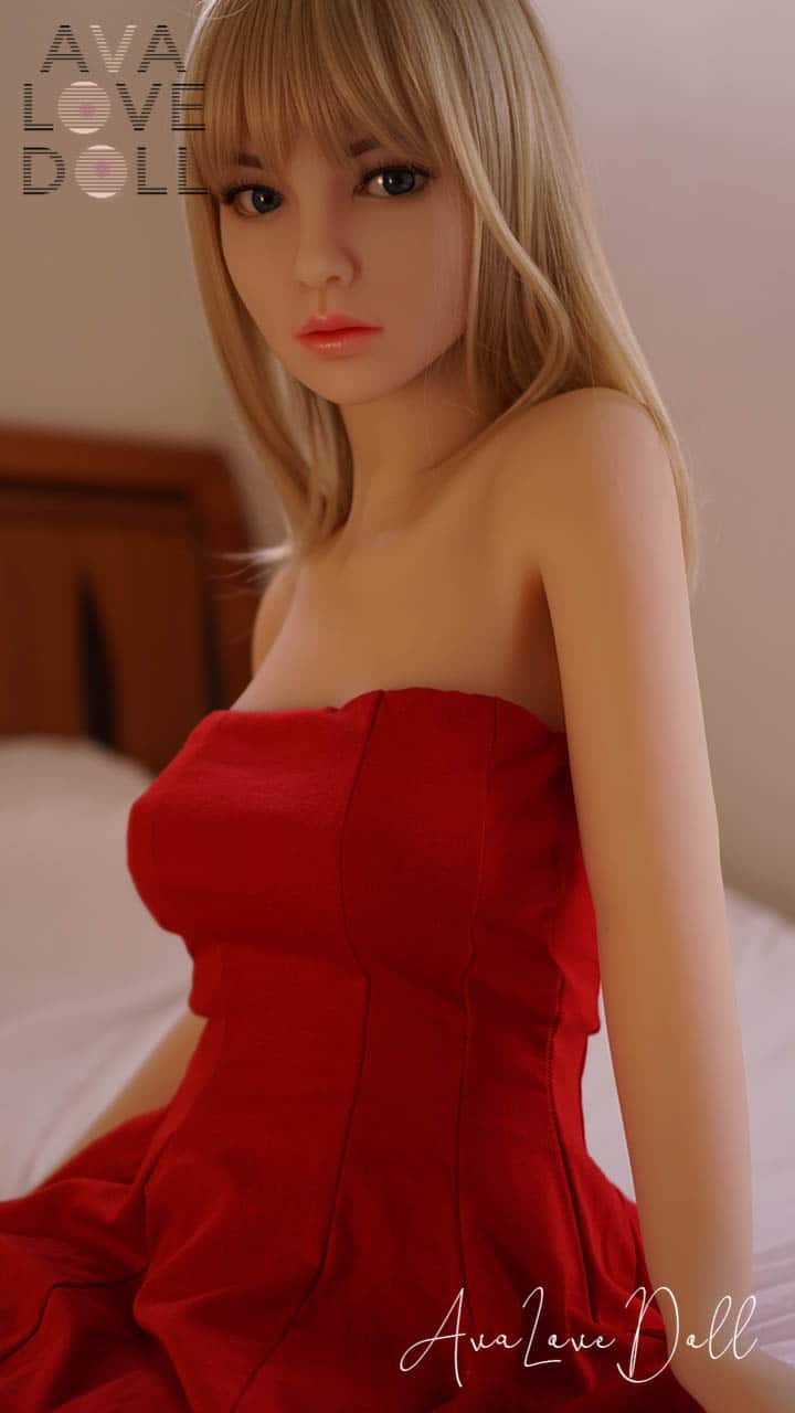 Doll House Natasha Blonde Face Visage Robe Rouge