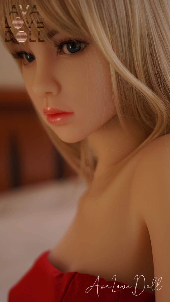 Natasha Blonde Profile Visage Zoom
