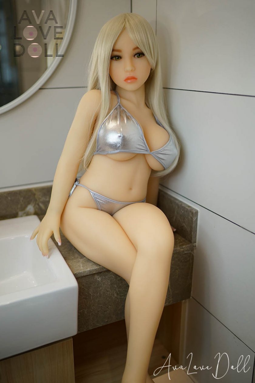 Doll Forever Debbie Assise Bikini Blonde Gros Seins