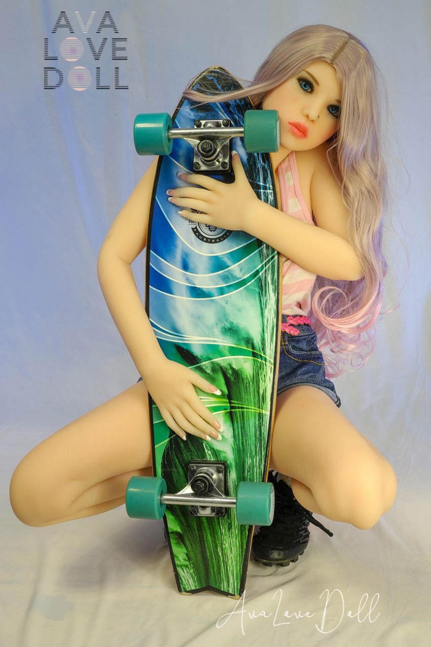 Doll Forever Debbie Accroupie Skate Bras
